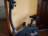 un vélo d'appartement dans un coin de la pièce