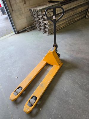 un chariot élévateur garé au milieu de l'entrepôt