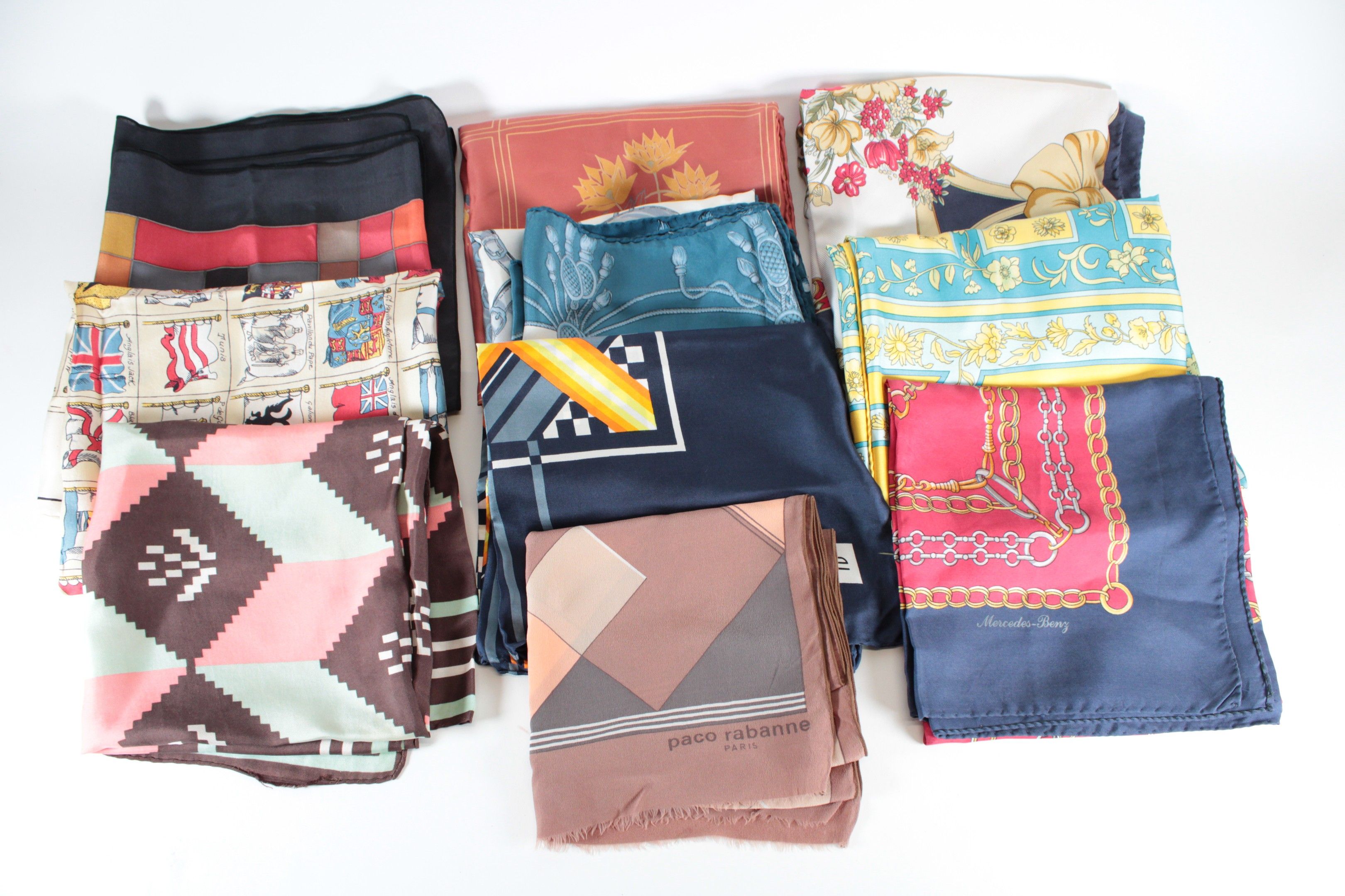 Ensemble comprenant 10 foulards dont Lanvin, Paco Rabanne, Mercedes-Benz, D'Este, Monique Kootz et certains sans marq...