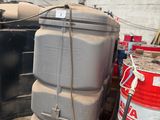 une pile de fûts alignés les uns à côté des autres dans un garage