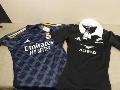 deux maillots de foot posés l'un à côté de l'autre sur un canapé