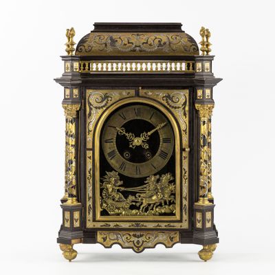 une horloge posée sur une table