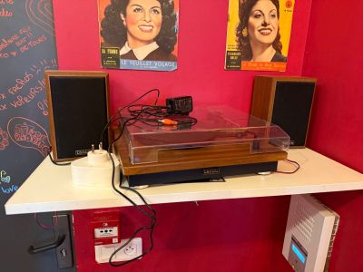 un tourne-disque posé sur une table