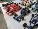 de nombreuses voitures de course exposées sur une table