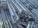 une pile de barres d'acier empilées les unes sur les autres