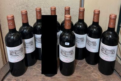 Des bouteilles de vin rouge sont alignées sur un comptoir