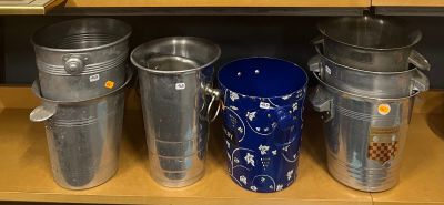 de nombreux seaux posés sur une étagère dans un magasin
