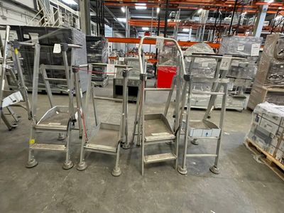 beaucoup de chaises dans un entrepôt, avec des palettes et des cartons