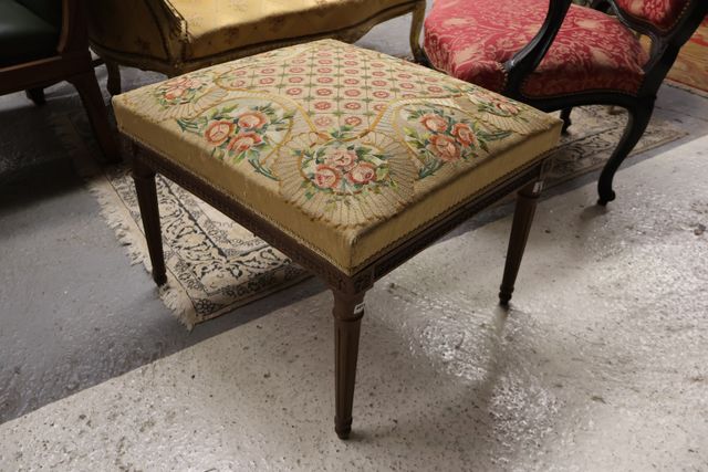 Tabouret de style Louis XVI à piétement fuselé cannelé, garnie de...