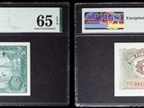 Quatre timbres de couleurs différentes sont exposés dans une vitrine.