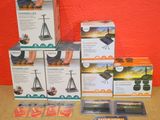 plusieurs cartons contenant divers objets posés sur une table