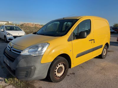 La camionnette jaune est garée sur le parking, à côté d'autres voitures.