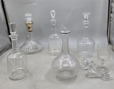 un grand nombre de bouteilles en verre posées sur une table