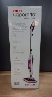 Le carton de l'aspirateur est ouvert sur la table en bois