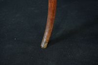 Table de chevet en bois de placage reposant sur 4 pieds galb… (photo 4)