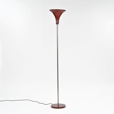une image représentant un lampadaire rouge sur fond blanc