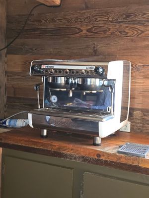 une machine à café posée sur un comptoir en bois