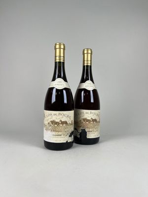 deux bouteilles de vin posées l'une à côté de l'autre sur une table