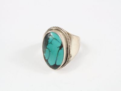 Gros plan sur une bague ornée d'une turquoise