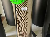 un grand purificateur d'air sur lequel est collé un autocollant vert