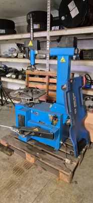 une machine bleue posée sur une palette dans un garage