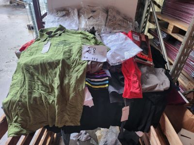 Lot de 158 vêtements assortis, modèles et tailles variés, ar…