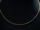 un collier à chaîne en or sur un mannequin mannequin mannequin mannequin mannequin mannequin mannequin mannequin mannequin mannequin