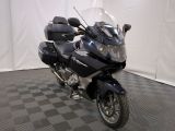 une moto qui est garée dans une pièce dont le sol est en damier