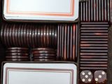 une boîte contenant beaucoup de dés et de cartes