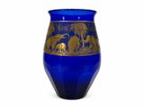 un vase bleu orné d'un motif doré