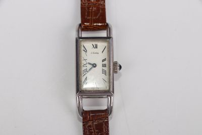 une image d'un gros plan d'une montre-bracelet sur une surface blanche