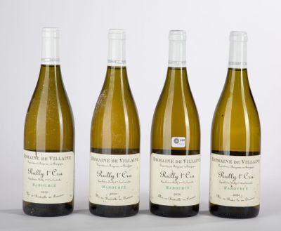 trois bouteilles de vin blanc sont alignées sur une table