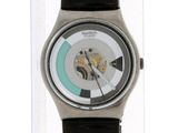 une photo d'une montre en noir et blanc dans une boîte transparente