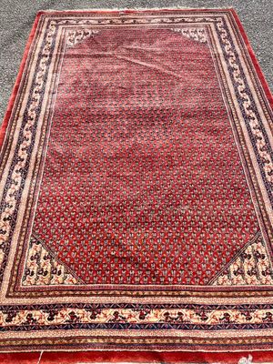un tapis rouge orné d'un motif en médaillon