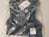 La chemise est emballée dans du plastique et prête à être expédiée.