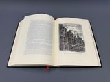 un livre ouvert sur lequel figure l'image d'une ville