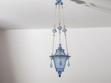 un verre bleu suspendu au plafond dans une pièce