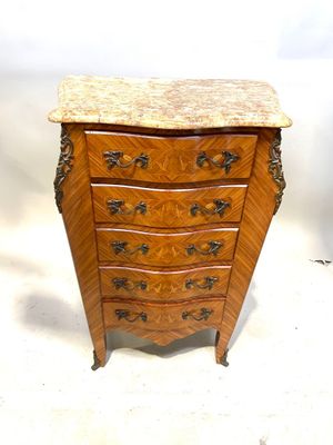 une petite commode en bois avec dessus en marbre