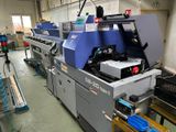 une grande machine installée dans une pièce