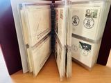 un livre contenant tout un tas de timbres