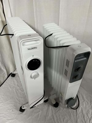 deux radiateurs blancs placés l'un à côté de l'autre sur un lit