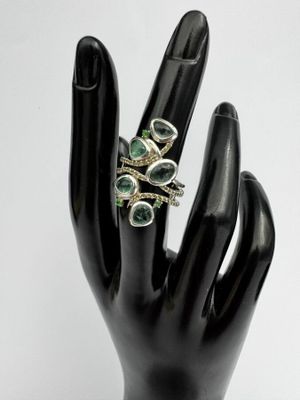 une image représentant une main avec une bague au doigt
