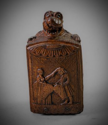 une vieille bouteille en bois sur laquelle figure l'image d'un homme tenant un enfant dans ses bras
