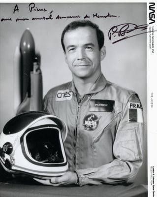 photographie en noir et blanc d'un homme en uniforme de pilote tenant un casque