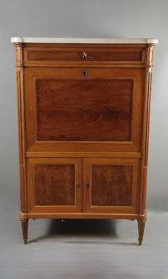 Secrétaire droit en acajou clair, mouluré, ouvrant à un tiro…