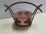 une bougie rose posée sur une table