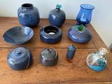 une table en bois sur laquelle sont disposés des vases et des bols bleus