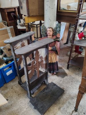 une statue représentant une femme debout dans une pièce remplie de meubles