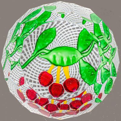 une décoration en verre contenant un bouquet de fruits