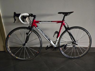 un vélo garé dans un coin d'une pièce
